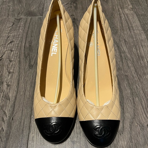 Chanel 2014 Interlocking CC Logo Pumps - Picture 2 of 7